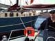 Skipper f&auml;hrt aus dem Hafen Puerto Colon